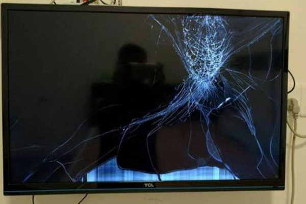 电视砸坏屏幕图片图片